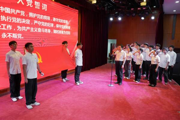 我校举行“七一”表彰大会暨党委...